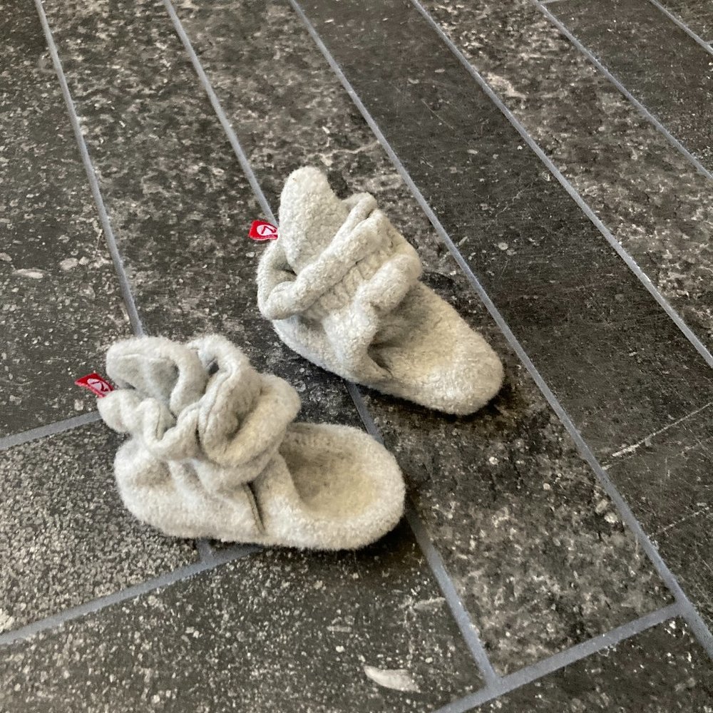 Zutano baby booties 3-6 month, gray fleece